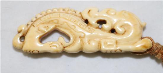 Two Chinese ivory toggles, 18th/19th century, 4.9cm and 2.8cm